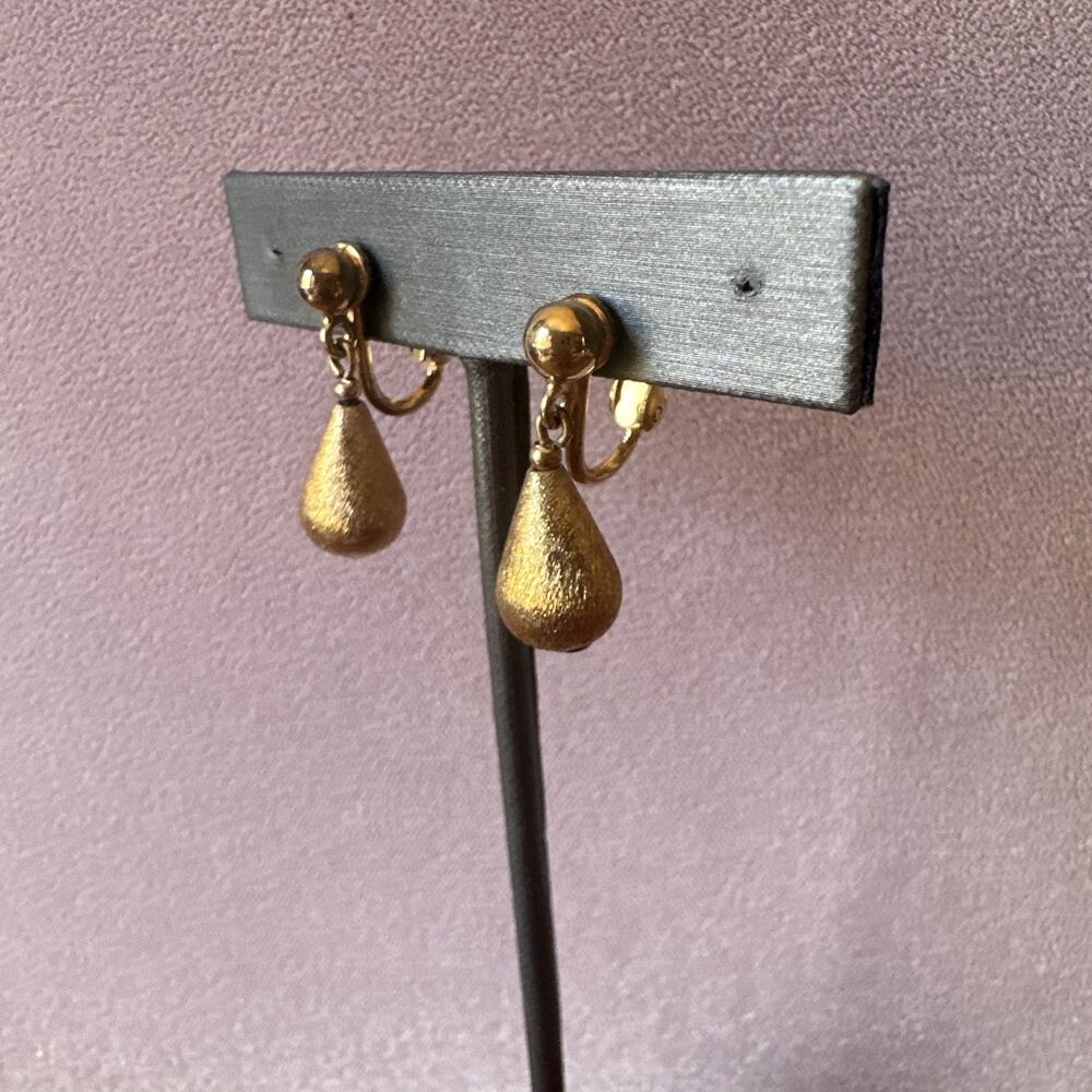 VTG Signed Napier Clip On Earrings Gold Tone Textured Drop Dangle Timeless - Picture 8 of 12
